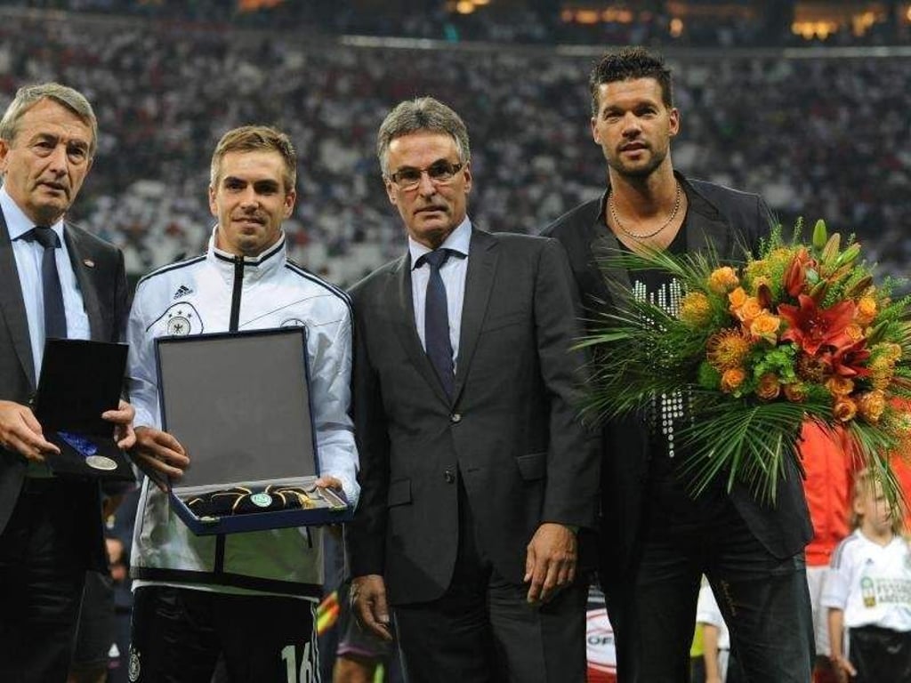 Gruppenfoto. Die DFB-Verantwortlichen mit Jubilar Philipp Lahm und Michael Ballack (r). Foto: Andreas Gebert