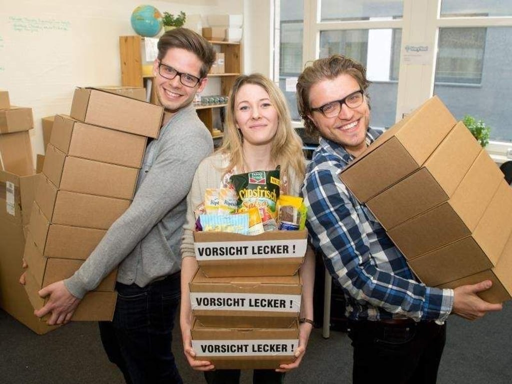 Marcel Endres (l-r), Sarah Haide und Clemens Walter im Couchbox-Büro in Stuttgart: Jeden Monat kommt ein Päckchen mit allerlei Überraschungen nach Hause. Foto: Sebastian Kahnert