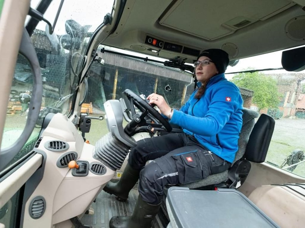 Nina Langreder erlernt einen Beruf der zunehmend technischer wird. Sie muss sich mit GPS-gesteuerten Landmaschinen, Melkrobotern oder automatischen Fütterungssystemen auseinandersetzen. Foto: Peter Steffen/dpa-tmn