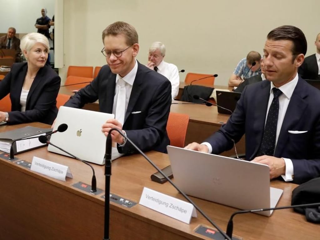 Die ursprünglichen Pflichtverteidiger Zschäpes, Wolfgang Stahl (r-l), Wolfgang Heer und Anja Sturm bei der Fortsetzung des NSU-Prozesses im Gerichtssaal. Foto: Matthias Schrader/AP