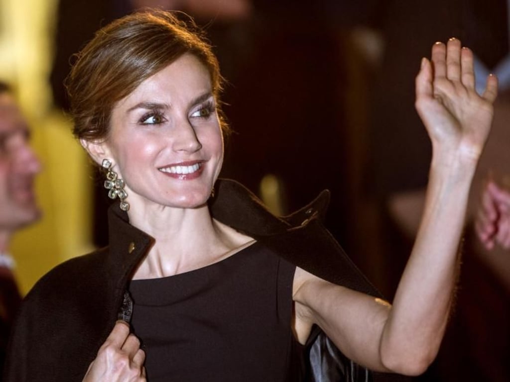 Schnell das Mäntelchen wieder an: Königin Letizia nach der Ausstellungseröffnung. Foto: Maja Hitij