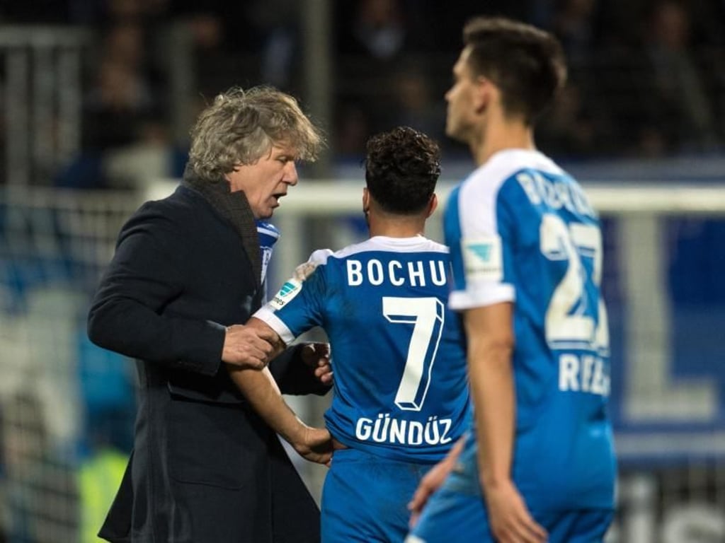 Bochums Trainer Gertjan Verbeek spricht nach dem Spiel mit Selim Gündüz, der den entscheidenden Elfmeter verursacht hatte. Foto: Bernd Thissen