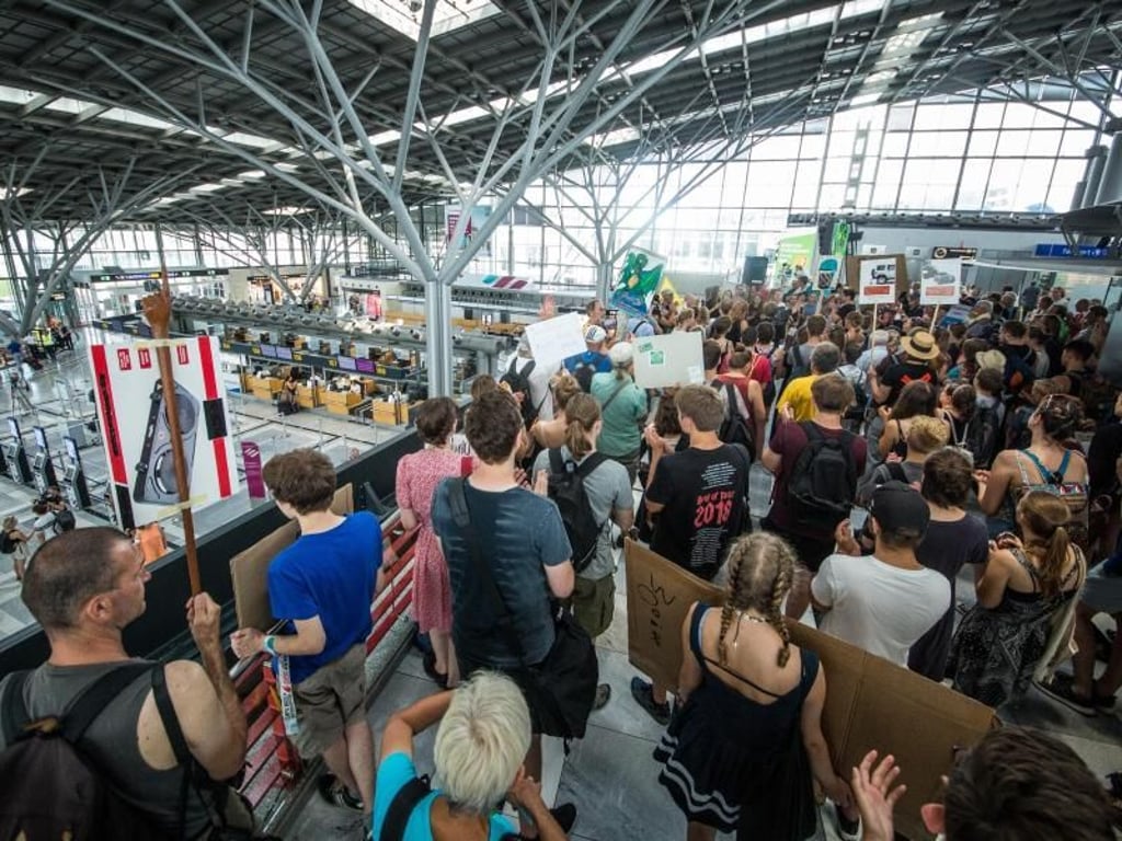 Rund 350 Personen beteiligten sich an dem Protest in der Terminalhalle. Auch regionale Klima- und Umweltgruppen waren vor Ort. Foto: Christoph Schmidt