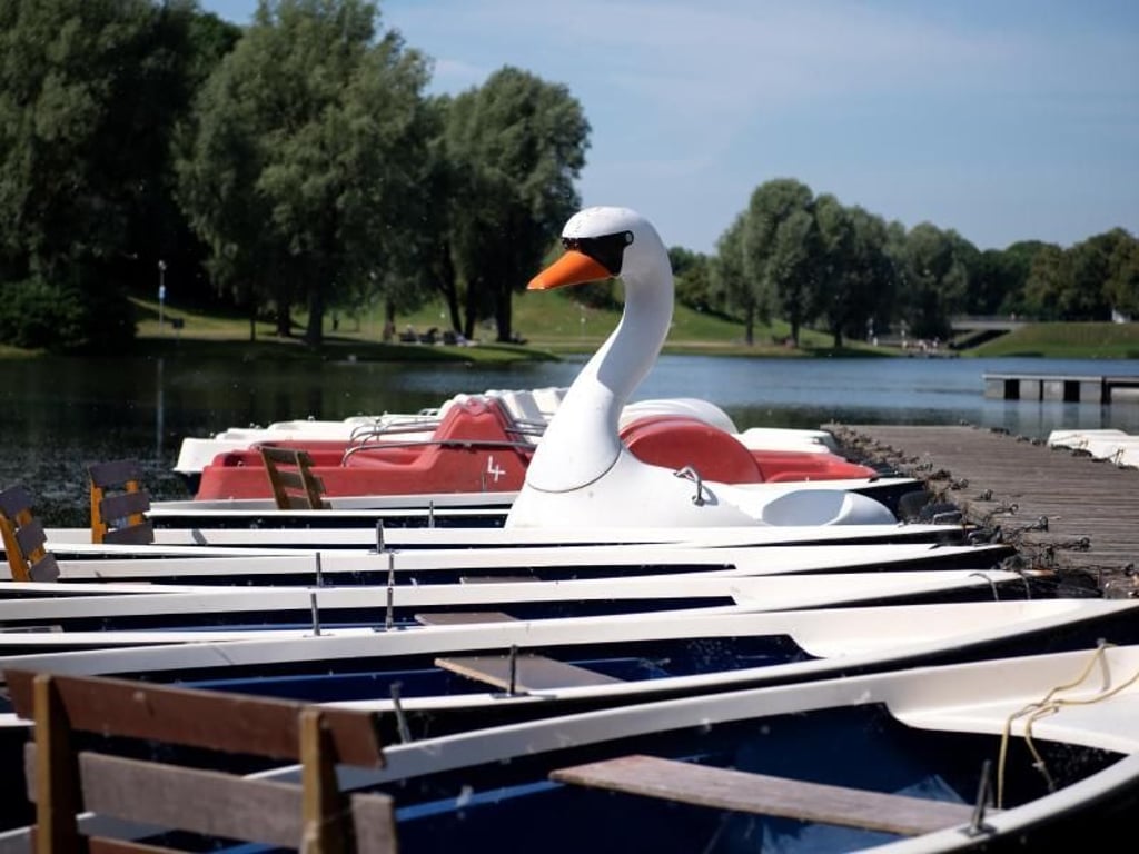 Tret- und Ruderboote im Münchener Olympiapark: Am Wasser ist es zumindest ein paar Grad kühler als in der Stadt. Foto: Sven Hoppe