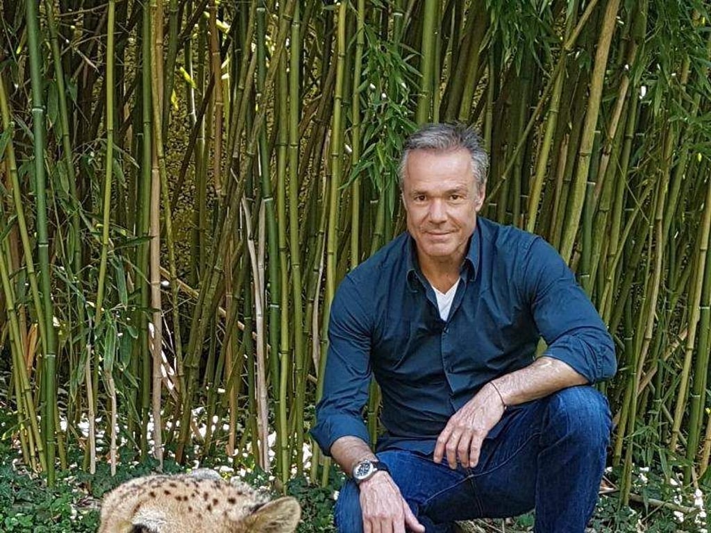 Der Schauspieler Hannes Jaenicke kommt Geparden ganz nah. Foto: Markus Strobel/ZDF