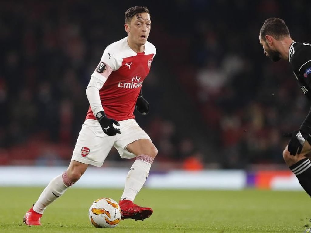 Arsenals Mesut Özil (l) beim Zweikampf mit Quarabag Simeon Slavchev. Foto: Frank Augstein/AP