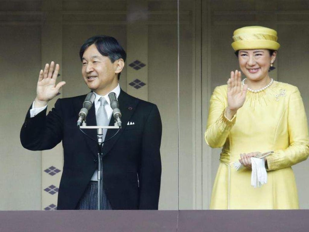 Japans neuer Kaiser Naruhito winkt mit Kaiserin Masako in die Menge. Foto: Fumine Tsutabayashi/Kyodo News