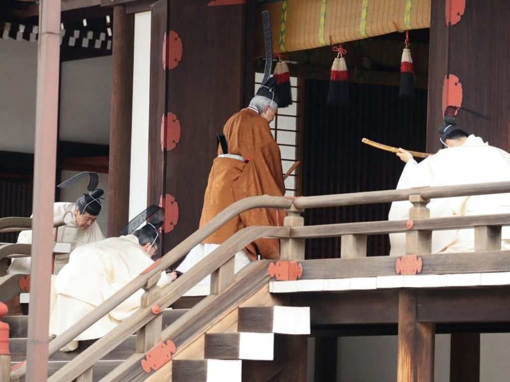 Kaiser Akihito auf dem Weg zum Abdankungsritual. Foto: Japan Pool/AP