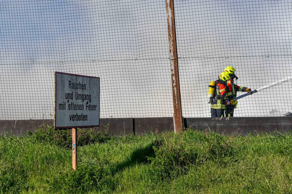 Zu einem Großbrand ist es am Montagnachmittag nördlich von Magdeburg gekommenb. In einer Abfallentsorgungsanlage des Landkreises Börde im Wolmirstedter Ortsteil Elbeu war ein 50x50 Meter großer Haufen mit Restmüll in Brand geraten. Die Rauchwolke war bis zum 15 Kilometer enternten Flugplatz von Magdeburg zu sehen. Insgesamt bekämpften 40 Einsatzkräfte von sechs Feuerwehren die meterhohen Flammen. Mit einem Radlader wurde der Restmüll zur Restablöschung auseinandergezogen. Der Einsatz dauerte rund zwei Stunden.