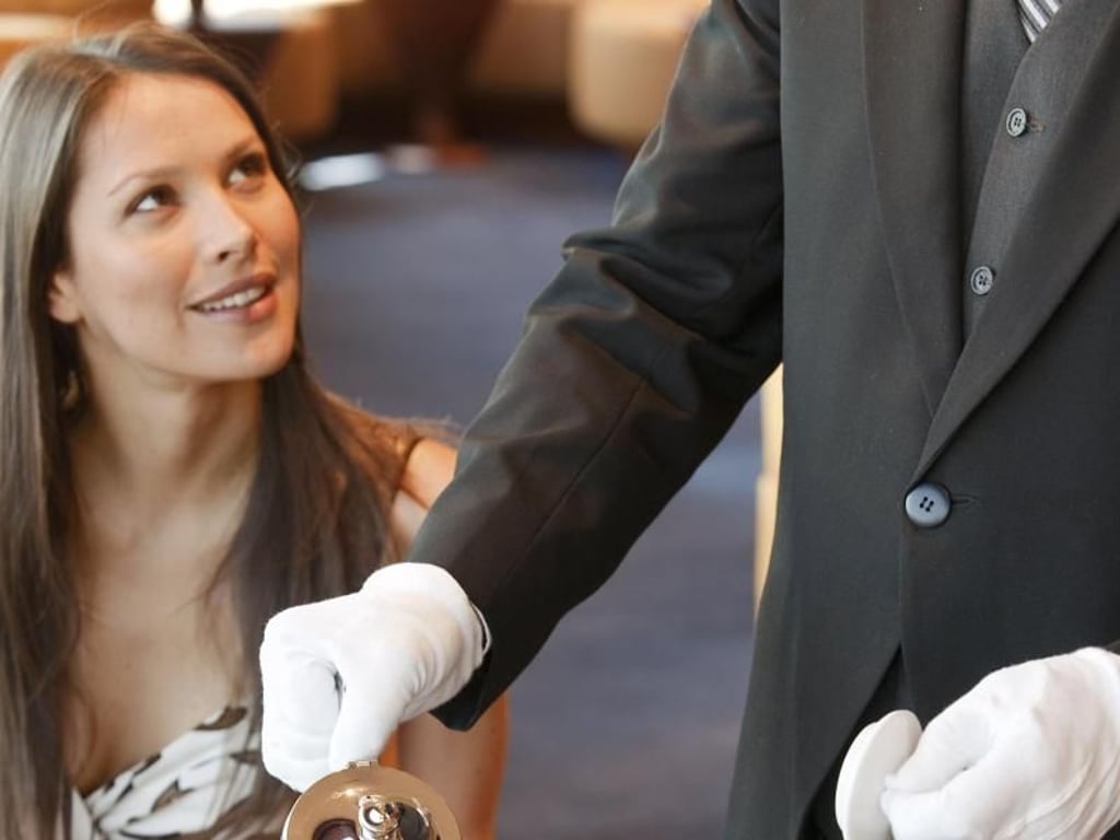 Den Tee gibt es im Yacht-Club vom Butler mit weißen Handschuhen. Foto: MSC Kreuzfahrten