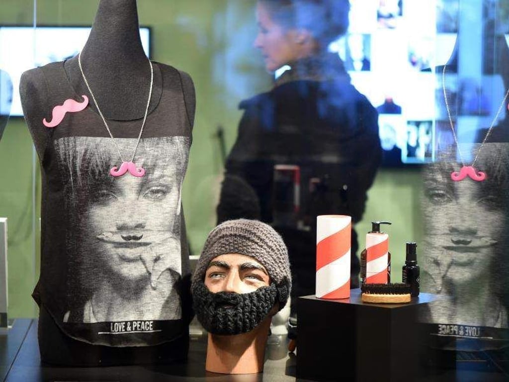 Im Trend: der «Finger-Moustache». Foto: Jens Kalaene