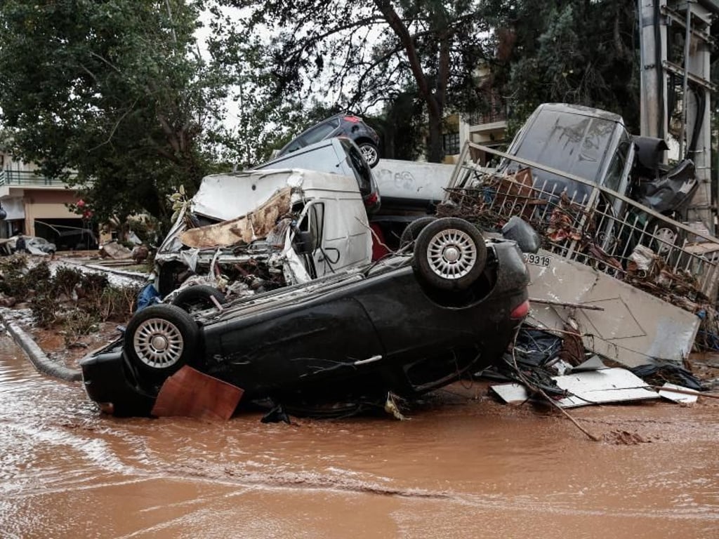 Von den Wassermassen beschädigte Autos in Mandra. Foto: Eurokinissi/Zuma