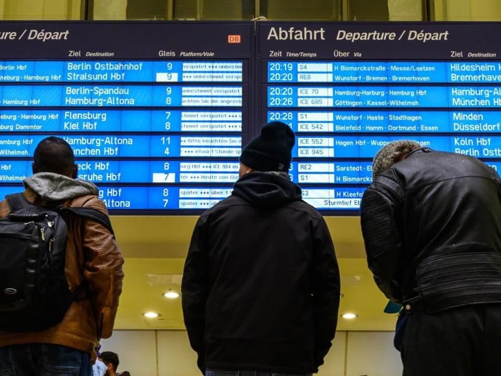 Anzeigetafel im Stuttgarter Hauptbahnhof: Die Fahrgastzahlen steigen unaufhörlich. Foto: Christophe Gateau