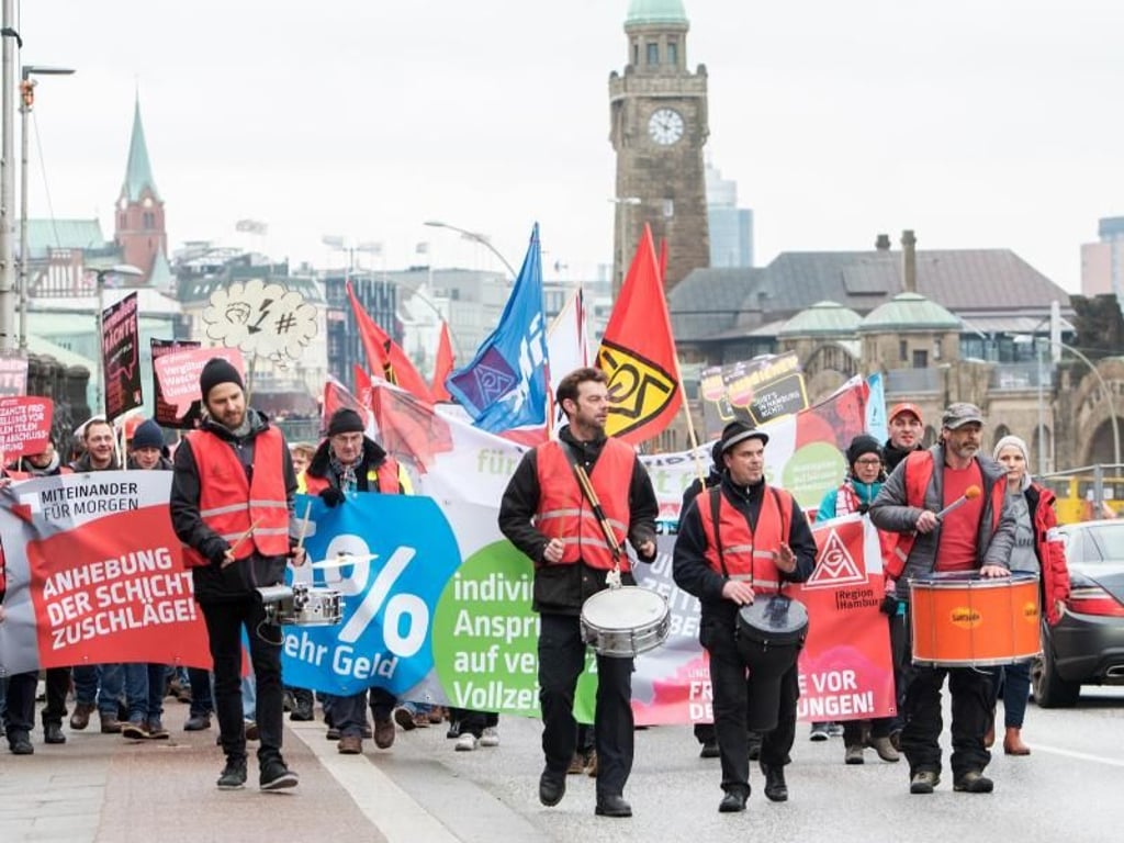 Mehrere tausend Metallarbeiter demonstrieren für die Forderungen ihrer Tarifziele. Foto: Daniel Bockwoldt