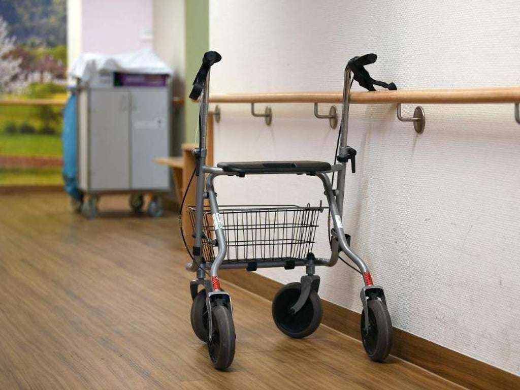 Ein Rollator steht in einer Pflegeeinrichtung auf dem Flur. Foto: Britta Pedersen/Archiv
