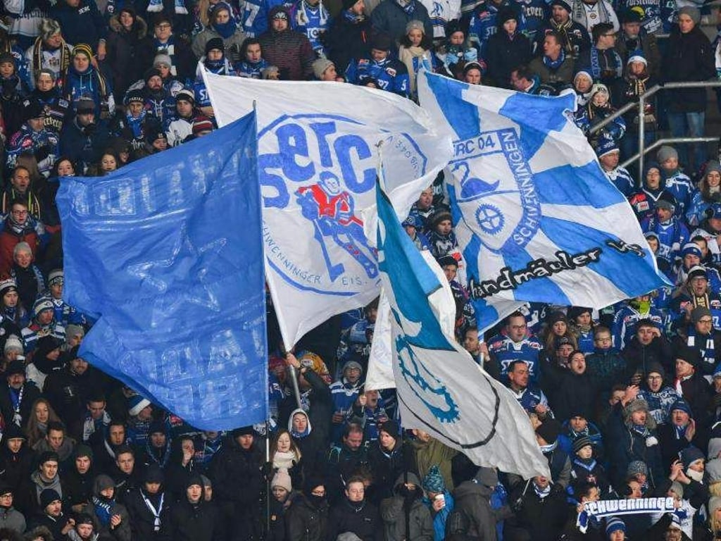 Fans der Schwenninger Wild Wings. Der DEL-Club trifft die ersten Entscheidungen für die neue Spielzeit. Foto: Uwe Anspach