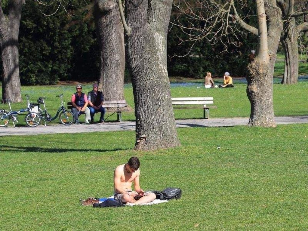 21 Grad luden in Sachsen-Anhalt zum Sonnenbaden ein. Foto: Jens Wolf