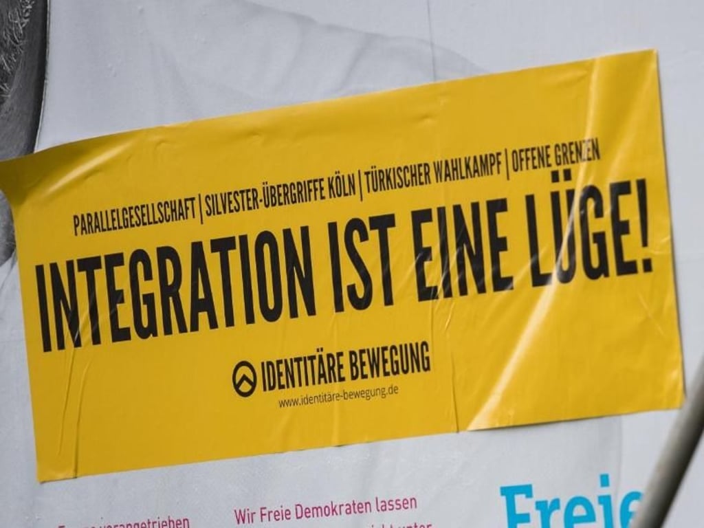 Ein Aufkleber der rechten Identitären Bewegung klebt auf einem Wahlplakat der FDP in Tübingen. Foto: Sebastian Gollnow/Archiv