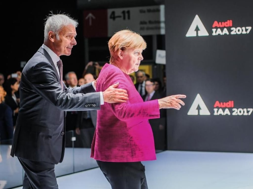 VW-Vorstandschef Matthias Müller führt Bundeskanzlerin Angela Merkel auf den Messestand von Audi. Foto: Andreas Arnold