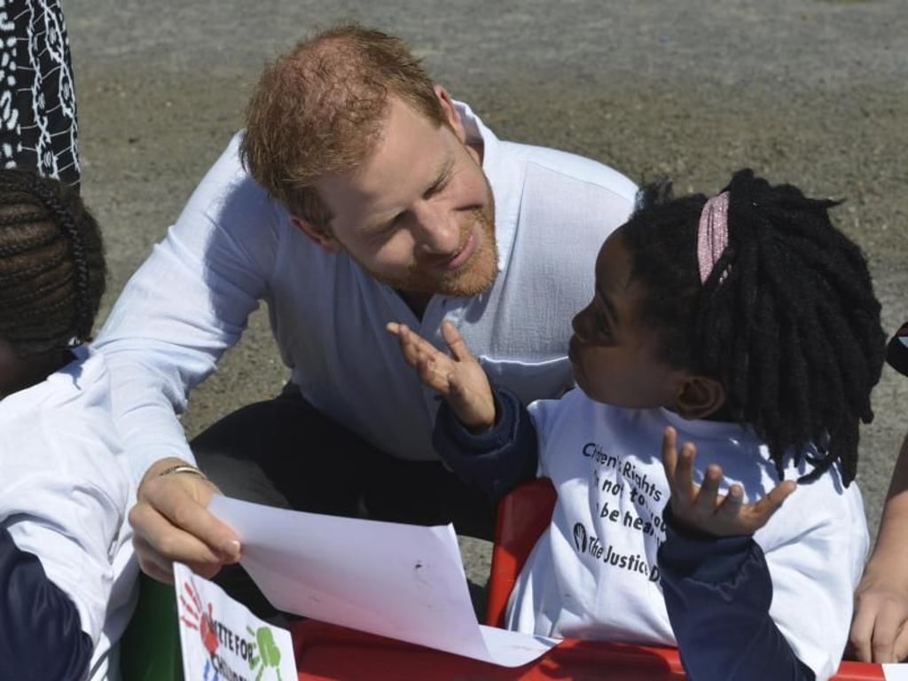 Harry bei seiner Ankunft in einer Methodistenkirche, die über ein Frauen-Empowerment-Programm verfügt, das die Kinder in der Gemeinde über ihre Rechte, Sicherheit und Selbstverteidigung unterrichtet. Foto: Courtney Africa/African News Agency/AP