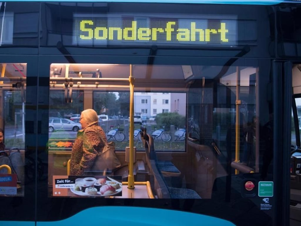 Mit Bussen werden Menschen aus der Evakuierungszone gebracht. Foto: Boris Roessler