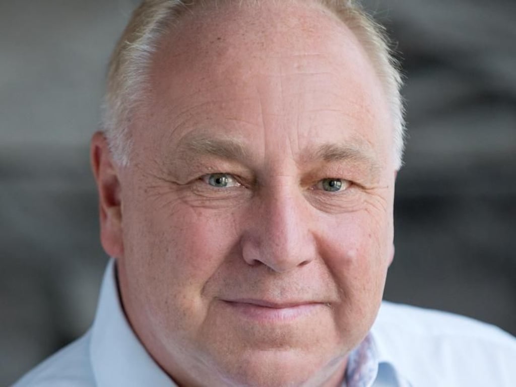Professor Dieter Nazareth, Dekan der Fakultät Informatik an der Hochschule Landshut und Experte für Automotive Software meint, dass künftig Sprachsteuerungen wie Siri und Alexa ins Auto einziehen werden. Foto: Andreas Hasak/Hochschule Landshut