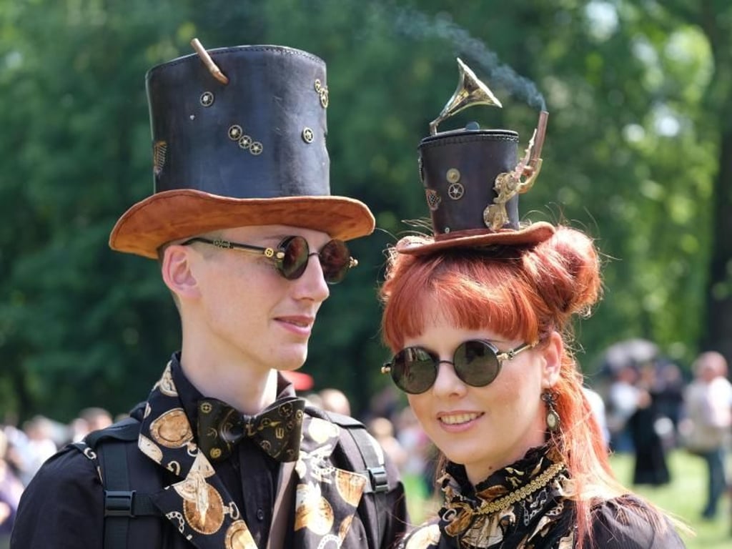 Teilnehmer des Wave-Gotik-Treffens beim Viktorianischen Picknick im Clara-Zetkin-Park in Leipzig. Foto: Sebastian Willnow