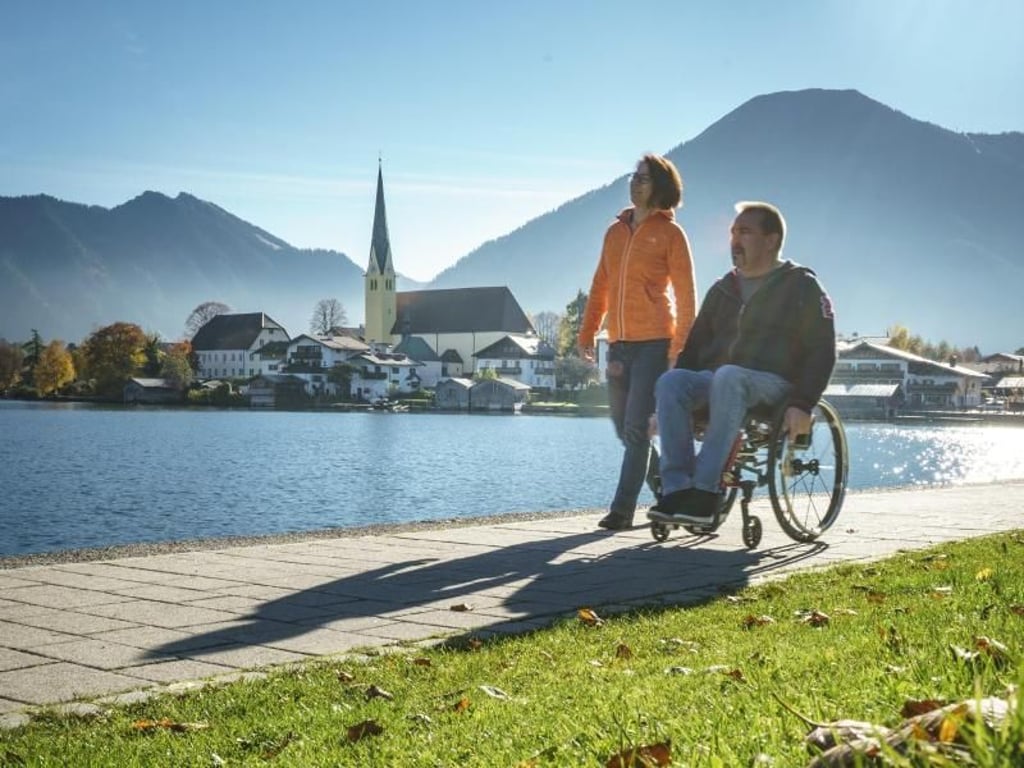 Am Ufer des Tegernsee in Rottach-Egern können auch Rollstuhlfahrer entlang fahren. In der Urlaubsregion gibt es zudem drei barrierefreie Wanderwege. Foto: Dietmar Denger/Alpenregion Tegernsee Schliersee