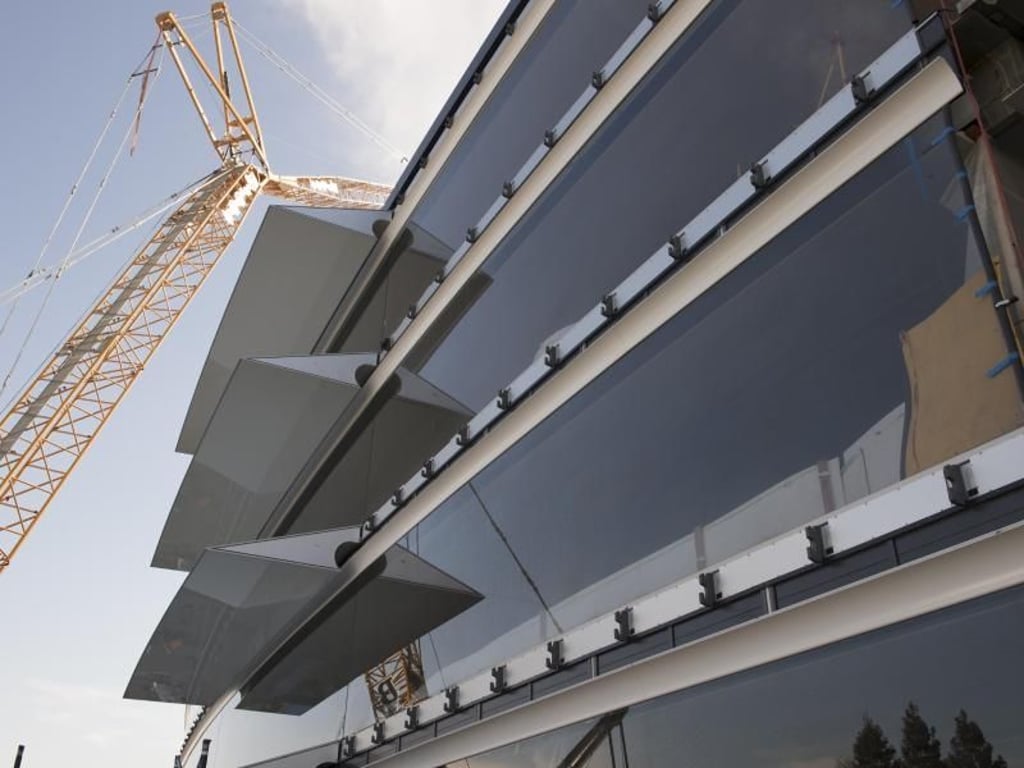 Auf der Apple-Baustelle in Cupertino werden die Fassaden aus Deutschland montiert. Foto: John G. Mabanglo
