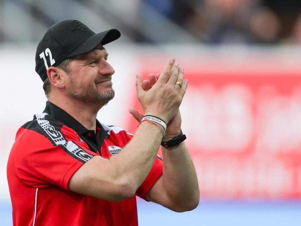 Paderborns Trainer Steffen Baumgart will mit seinem Team den zweiten Platz verteidigen. Foto: Friso Gentsch