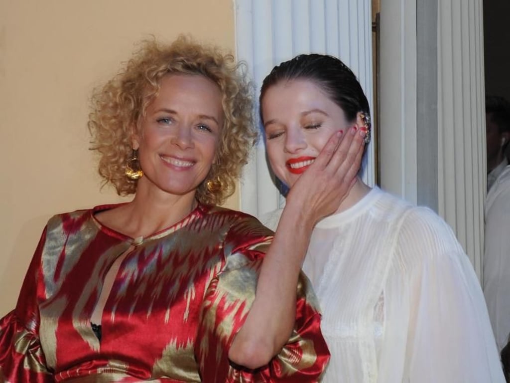 Die Schauspielerinnen Katja Riemann (l) und Jella Haase beim Deutschen Filmball im Bayerischen Hof in München. Foto: Ursula Düren