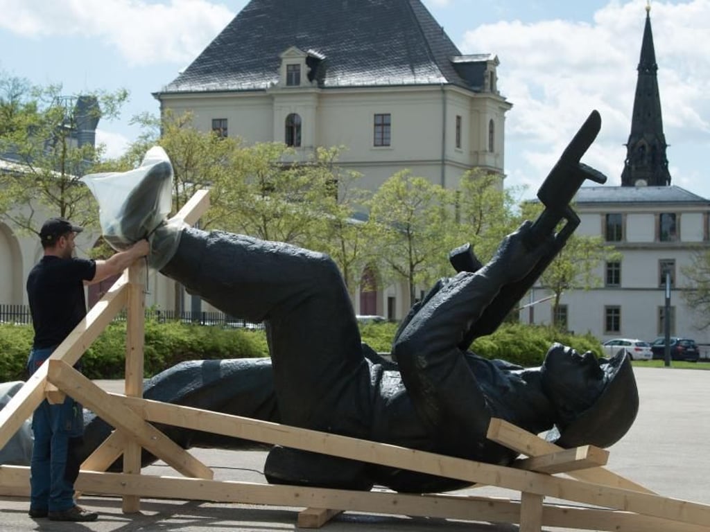 Ein Soldat als Bronzefigur des Künstlers Via Lewandowsky. Foto: Sebastian Kahnert