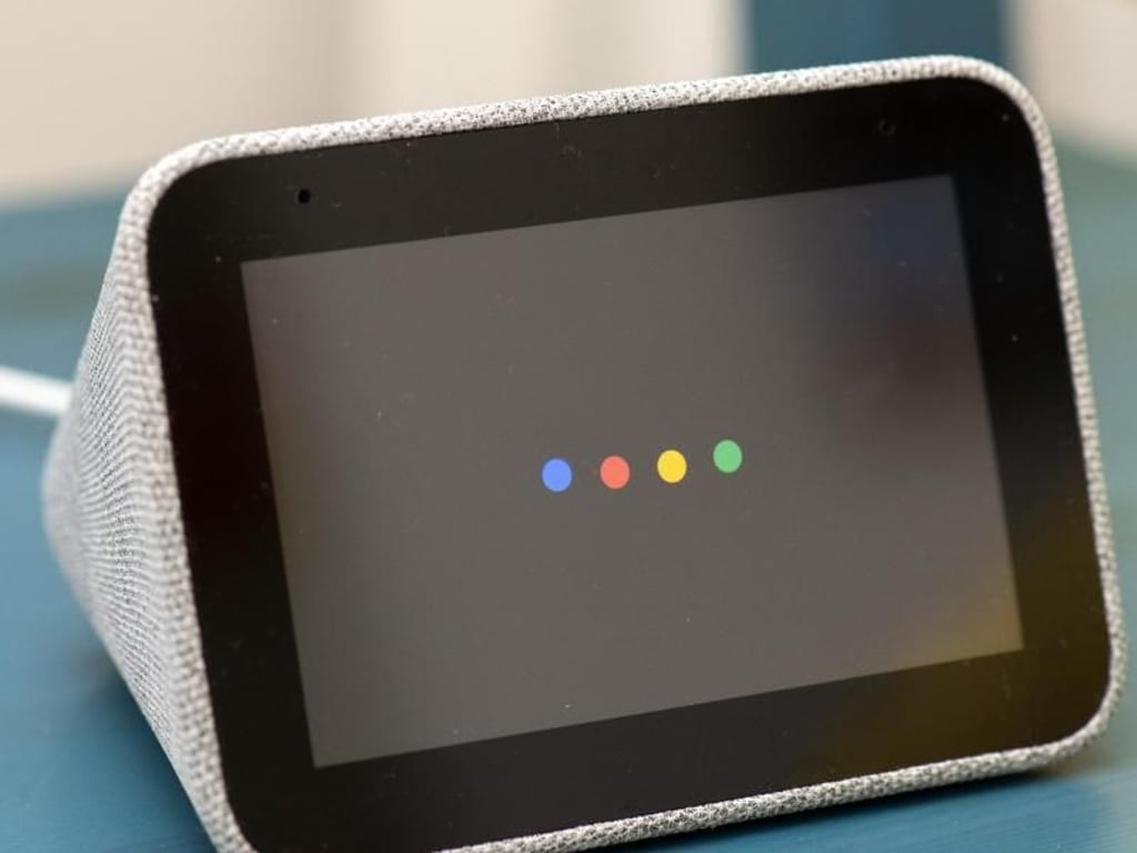 Radiowecker mit Google an Bord. Die Lenovo Smart Clock vereint Radiowecker und vernetzten Lautsprecher in einem Gerät. Foto: Andrea Warnecke