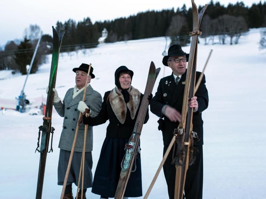 Die Ausrüstung und Bekleidung sah lange Jahre nicht so modern aus wie heute: Historisch gekleidete Skifahrer am Skilift Altglashütten. Foto: Hochschwarzwald Tourismus GmbH