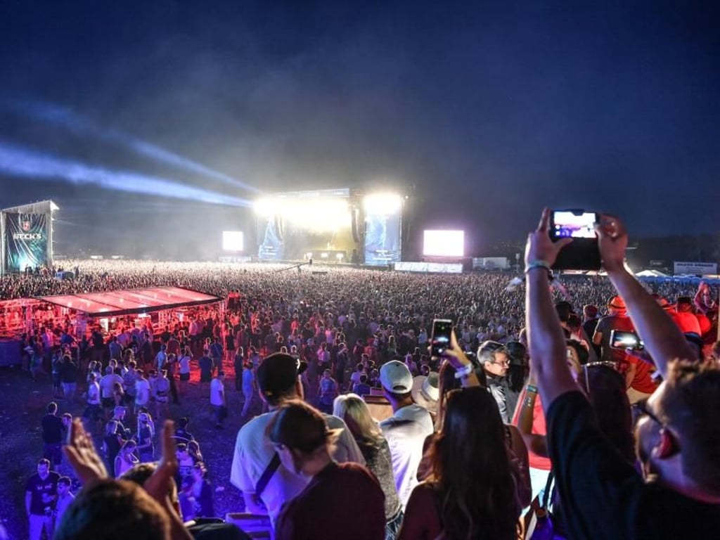 Etwa 60 000 Besucher versammelten sich zum Auftakt des «Southside». Foto: Felix Kästle