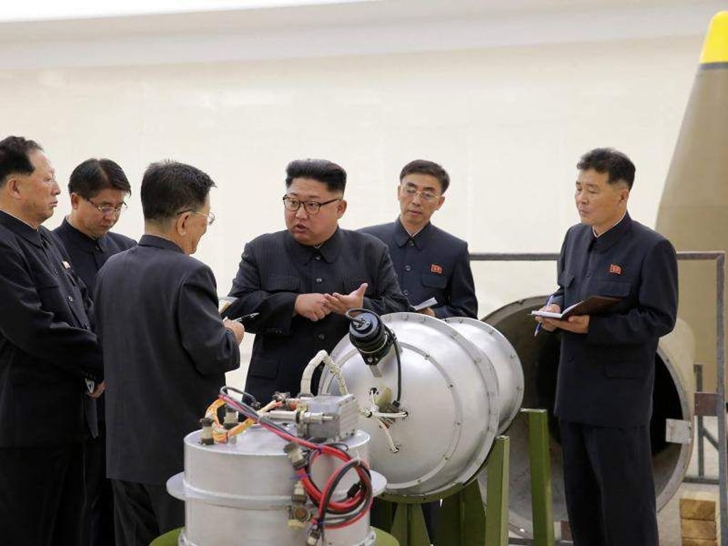 Nordkoreas Staatschef Kim Jong Un neben einem Sprengkopf: Zweifel am Willen zur Abrüstung sind erlaubt. Foto: KCNA/Archiv