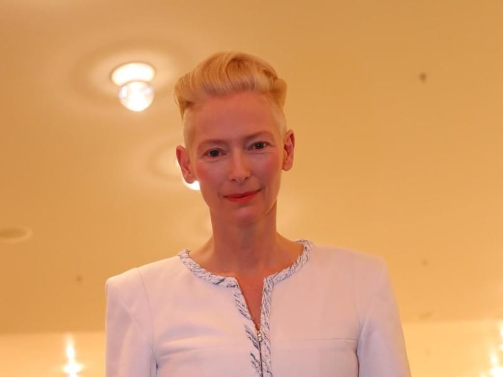 Prominenter Gast bei der Lagerfeld-Show in Hamburg: die Schauspielerin Tilda Swinton. Foto: Christian Charisius