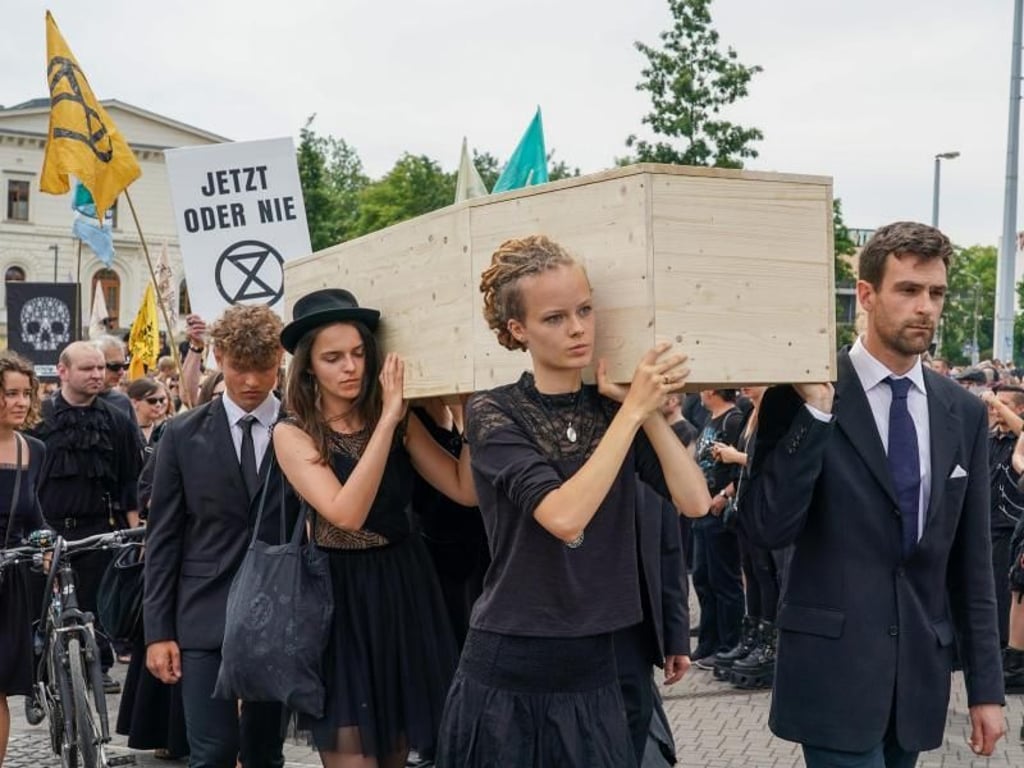 Ungewohnt politisch: Teilnehmer des Wave-Gotik-Treffens demonstrieren auf einem Trauermarsch für die Rettung aussterbender Arten. Foto: Peter Endig