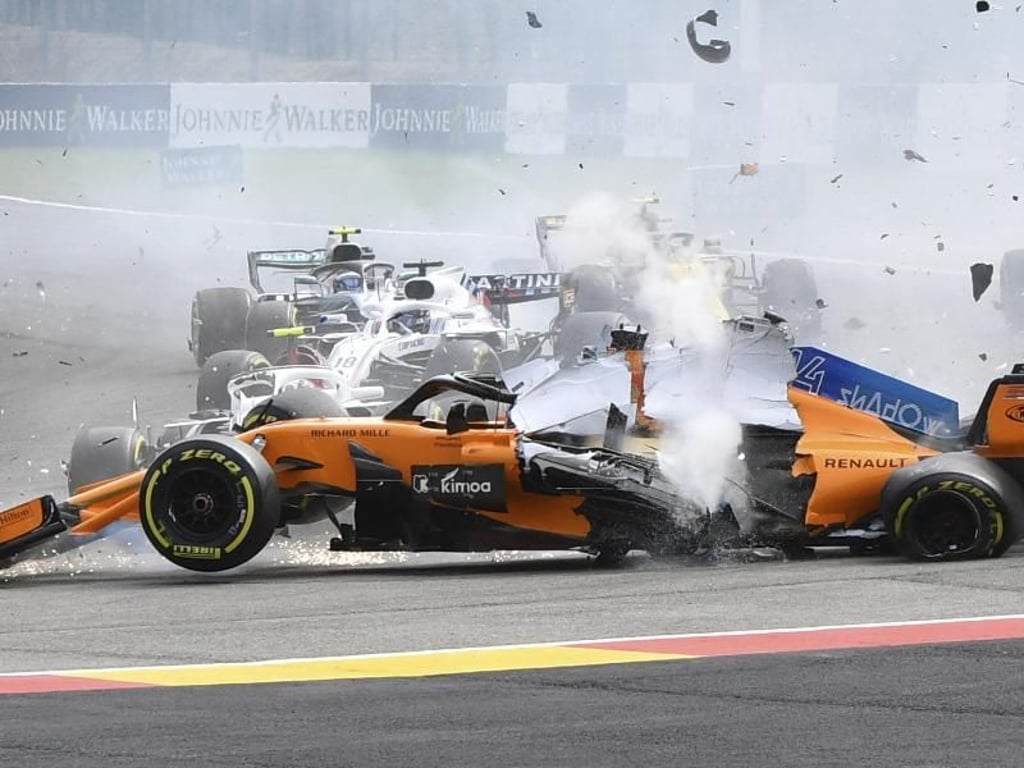 Der Wagen von Fernando Alonso nach dem Unfall in der ersten Runde. Foto: Geert Vanden Wijngaert/AP