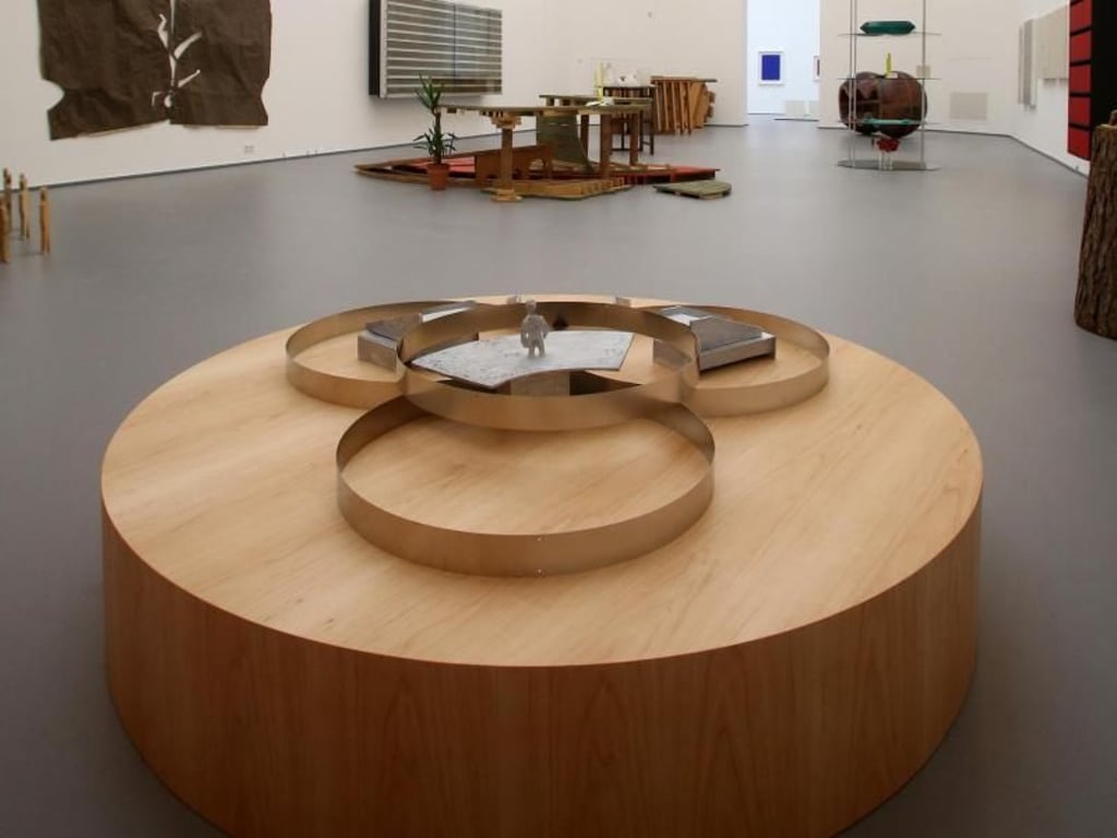 Die Installation «Mann im Matsch» von Thomas Schütte. Foto: Roland Weihrauch