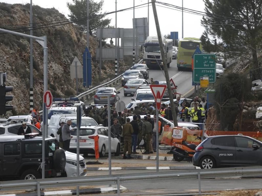Israelische Soldaten und Mitarbeiter des Rettungsdienstes stehen am Ort des Anschlags. Foto: Nasser Shiyoukhi/AP/
