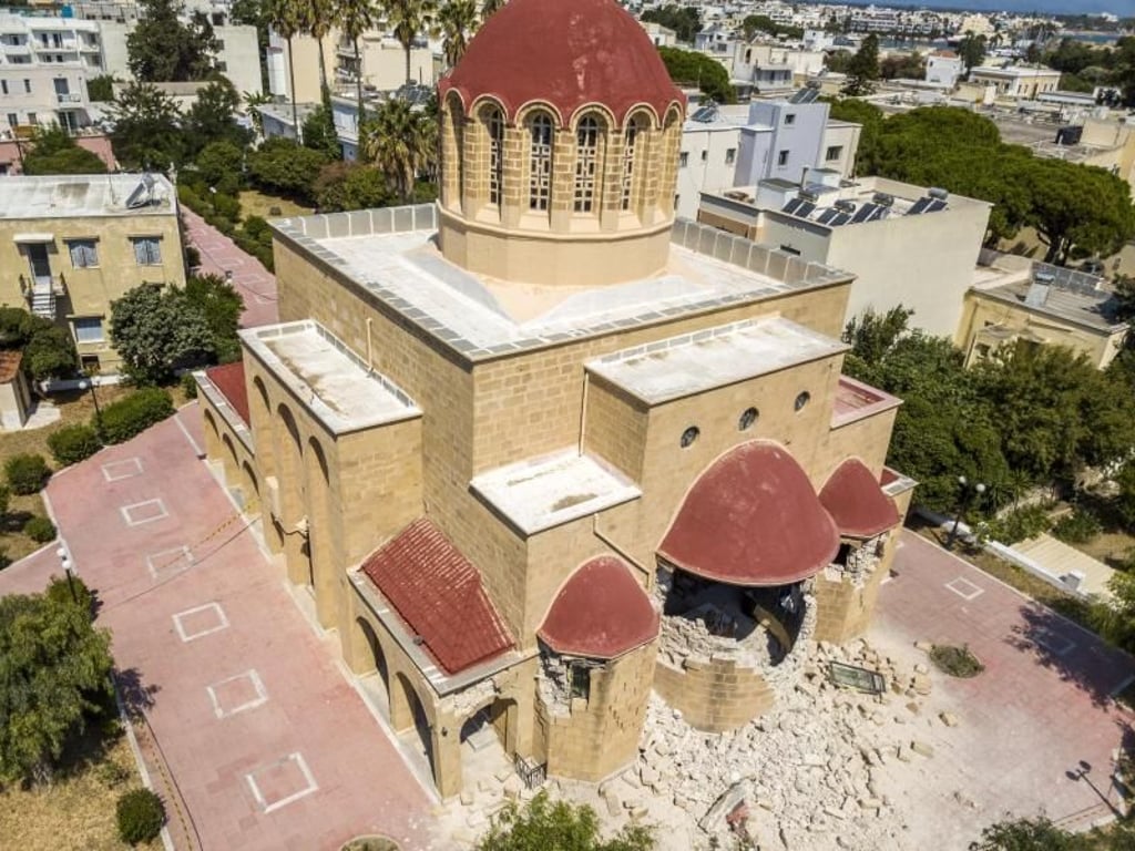 Schäden an einer Griechisch-orthodoxe Kirche sind auf Kos nach einem starken Erdbeben zu sehen. Foto: Nikiforos Pittaras