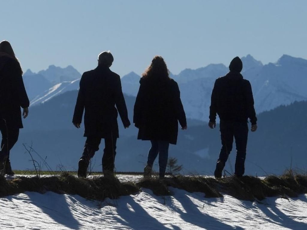 Ausflügler bei Bad Tölz: Noch ist das Wetter sonnig und ruhig. Foto: Tobias Hase