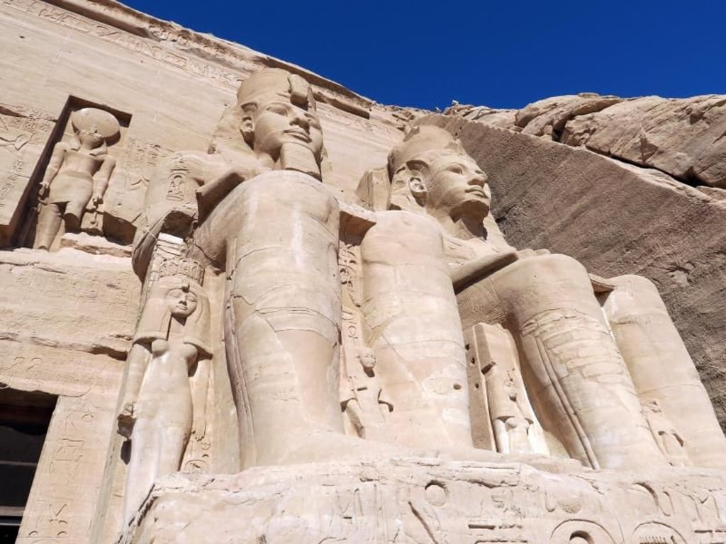 Atemberaubend: Kolossale Ramses-Statuen zieren den Felsentempel von Abu Simbel.
Die Anlage wäre fast in den Fluten des Assuan-Stausees verschwunden, ein deutsches Firmenkonsortium siedelte den mächtigen Tempel kurzerhand um. Foto: Simone A. Mayer/dpa-tmn