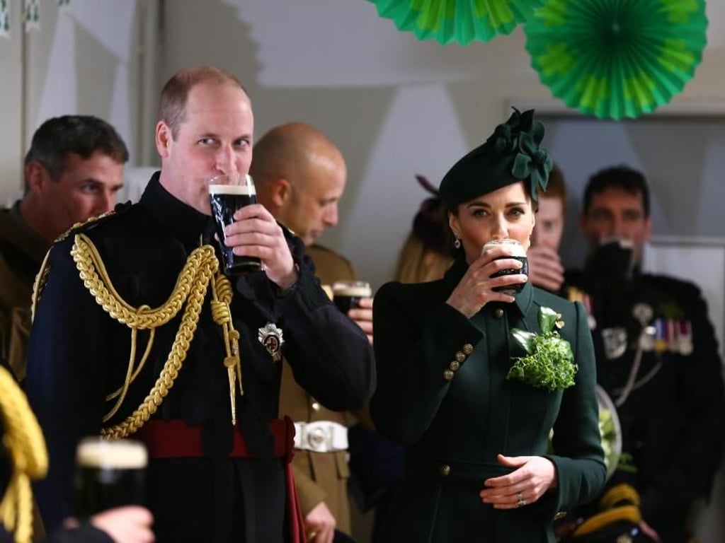 Kate (r), Herzogin von Cambridge, und ihre Ehemann Prinz William genießen ein Glas Guinness, nachdem sie an der St. Patrick's Day Parade in Hounslow teilgenommen haben. Foto: Gareth Fuller