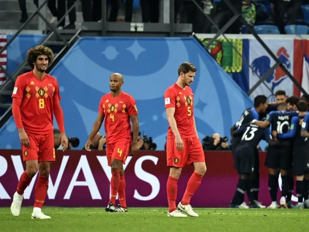 Die Belgier Marouane Fellaini, Vincent Kompany und Jan Vertonghen (l-r) sind nach dem 0:1 bitter enttäuscht. Foto: Dirk Waem/BELGA