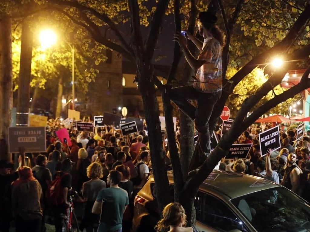Die Demonstranten protestieren gegen die «rassistische Polizei». Foto: Jeff Roberson