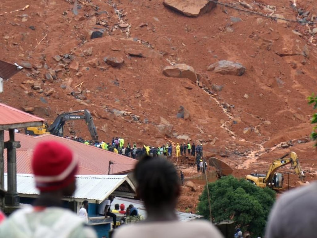Der Erdrutsch ereignete sich im Regent-Distrikt nahe Freetown, als nach heftigen Regenfällen Teile eines aufgeweichten Hügels abbrachen. Foto: IFRC/AP/dpa