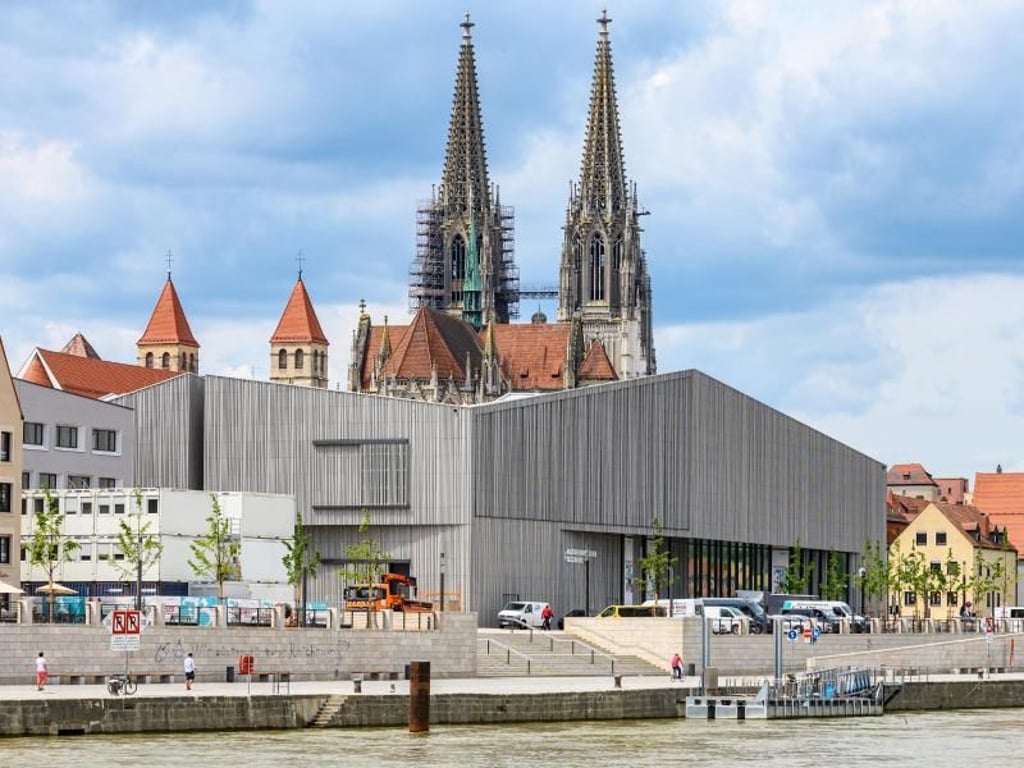 Mittelalter und Moderne, Kontrast und Harmonie: das neue Museum und der Dom in Regensburg. Foto: Armin Weigel