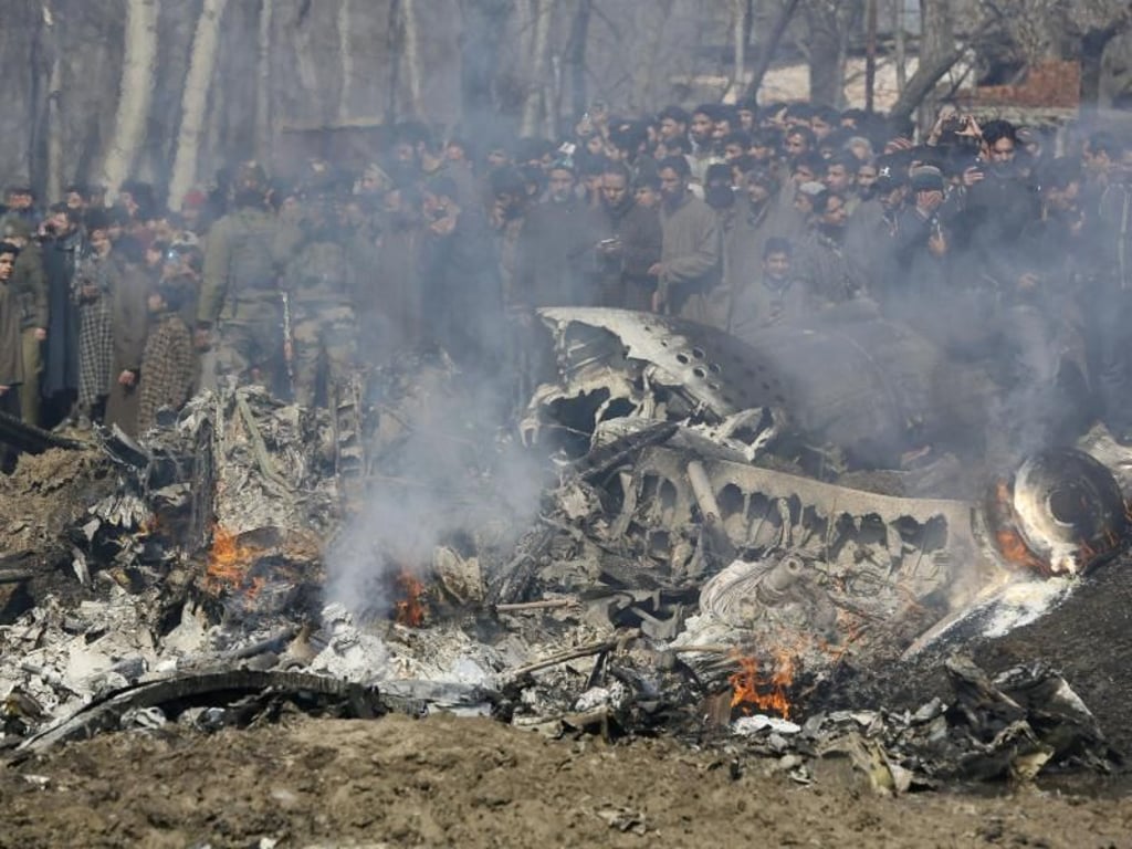 Kaschmirische Dorfbewohner versammeln sich bei den Trümmern eines indischen Kampfflugzeuge im Bezirk Budgam im indischen Teil Kaschmirs. Foto: Mukhtar Khan/AP